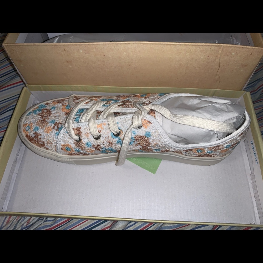 Sneakers (NEW)
